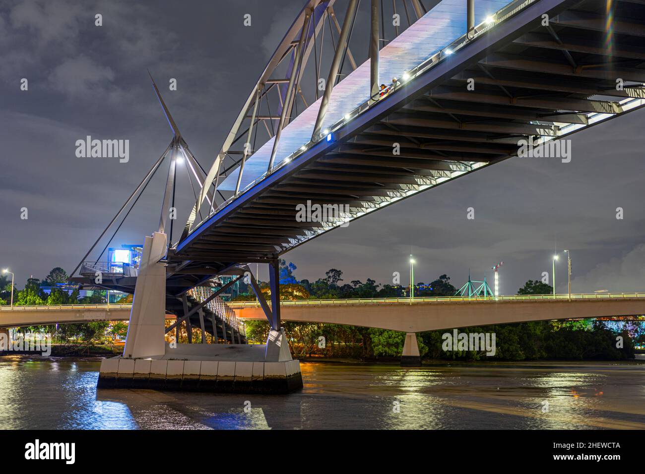 Pont piétonnier de bonne volonté au-dessus de la rivière Brisbane la nuit.Brisbane, Queensland, Australie Banque D'Images