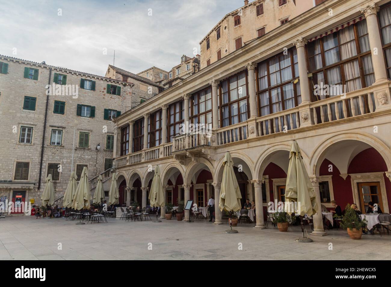 SIBENIK, CROATIE - 25 MAI 2019 : restaurant en plein air sur la place Trg Republike Hrvatske à Sibenik, Croatie Banque D'Images