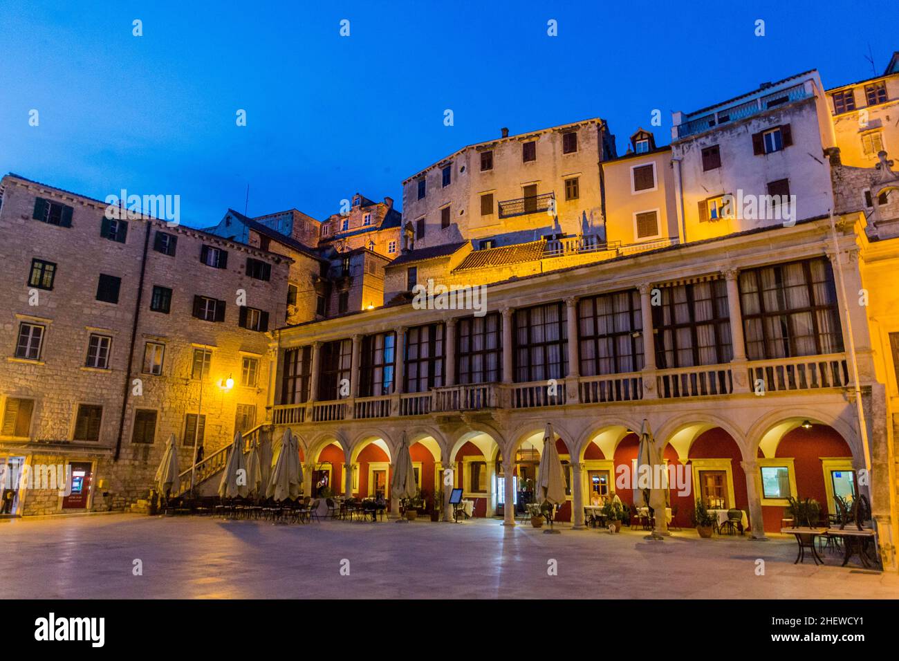 SIBENIK, CROATIE - 25 MAI 2019 : vue en soirée de la place Trg Republike Hrvatske à Sibenik, Croatie Banque D'Images