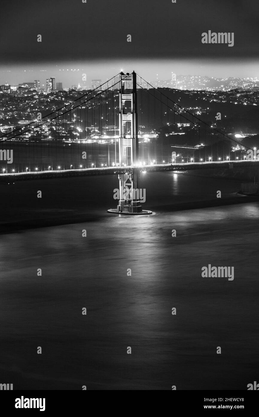 Célèbre pont du Golden Gate de San Francisco de nuit Banque D'Images