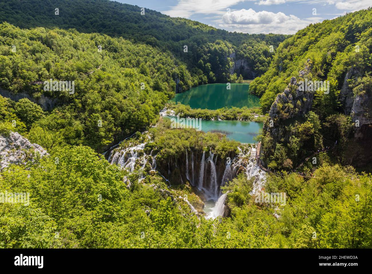 Lacs inférieurs et cascade de Sastavci dans le parc national des lacs de Plitvice, Croatie Banque D'Images