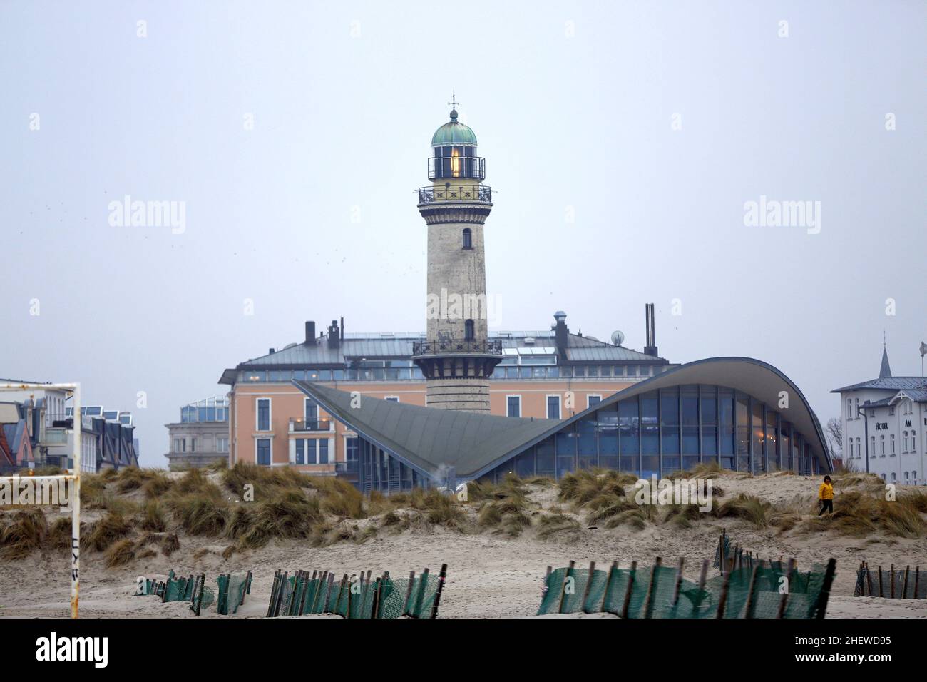 11 janvier 2022, Warnemünde, Mecklembourg Vorpommern, Allemagne: Mecklembourg-Poméranie occidentale: Le Teepott est l'un des monuments de Warnemünde et est situé à l'extrémité est de la promenade de la plage juste à côté du phare de Warnemünde et à quelques mètres seulement de la jetée ouest et de la vieille rivière.Le bâtiment abrite maintenant des restaurants, des cafés et des boutiques.(Credit image: © Simone Kuhlmey/Pacific Press via ZUMA Press Wire) Banque D'Images