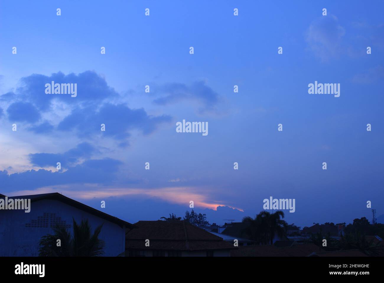 Magnifique soulagement de stress au coucher du soleil sous Blue Sky Orange Blue gradient arrière-plan zone de copie Banque D'Images