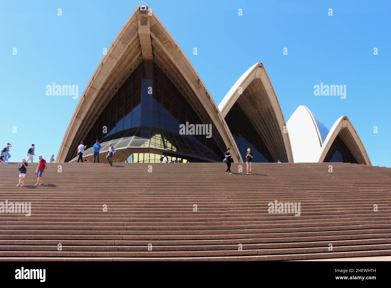 C'était une belle journée pour être un visiteur et prendre l'espace extérieur depuis le bas des marches de l'emblématique Opéra de Sydney Banque D'Images