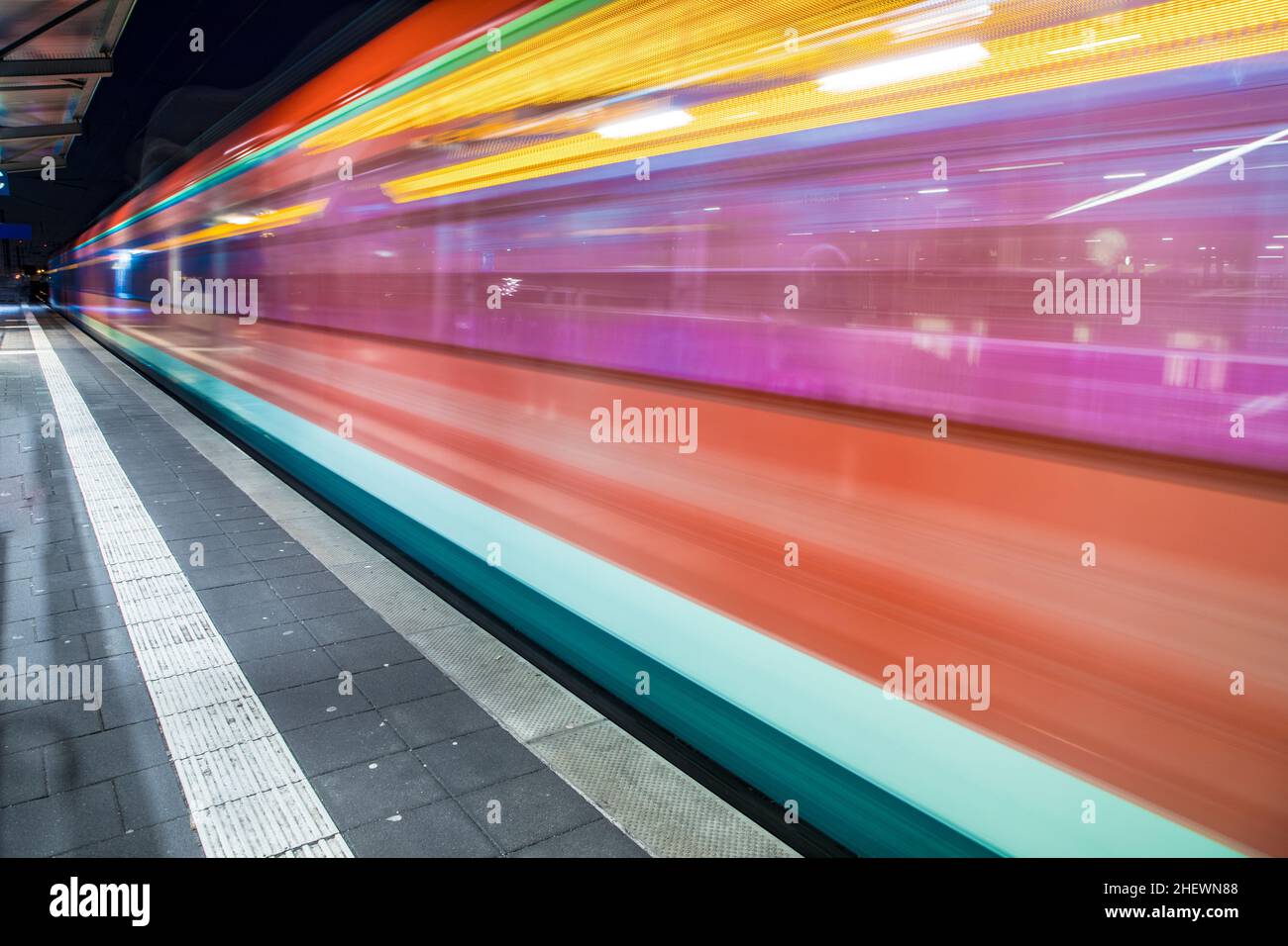 train rouge avec vitesse à la gare Banque D'Images