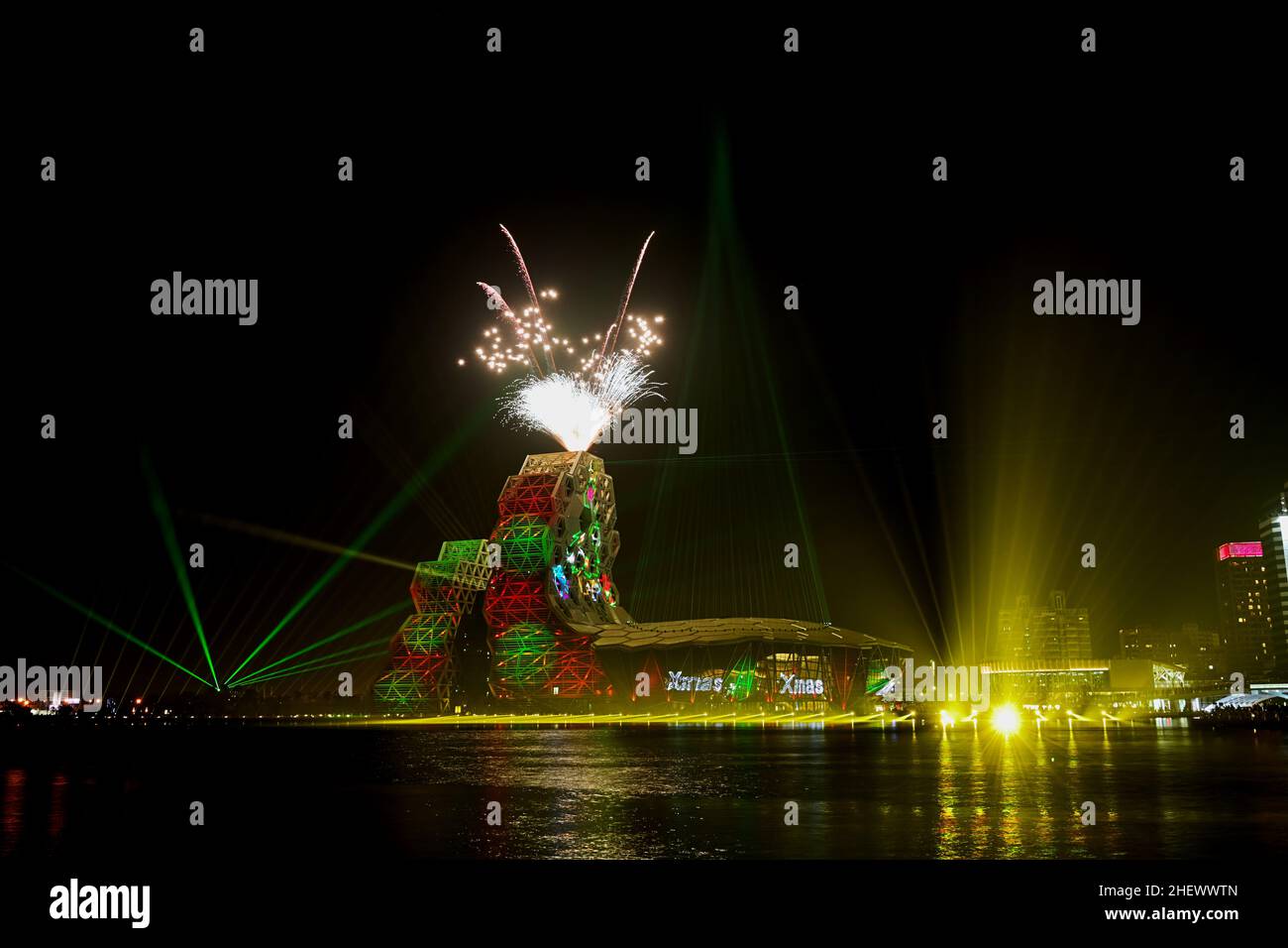 Kaohsiung, Taïwan - 24 décembre 2021 : spectacle de lumière de Noël au centre musical de Kaohsiung. Banque D'Images
