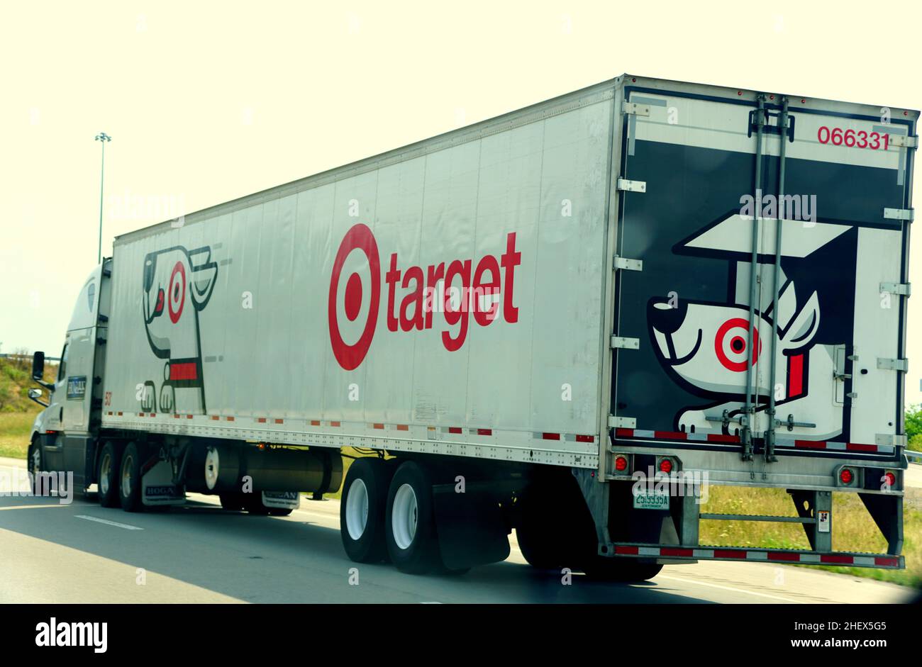 Kentucky U.S.A - le 20 août 2021 - le long camion sur la route transportant des produits par Target Banque D'Images