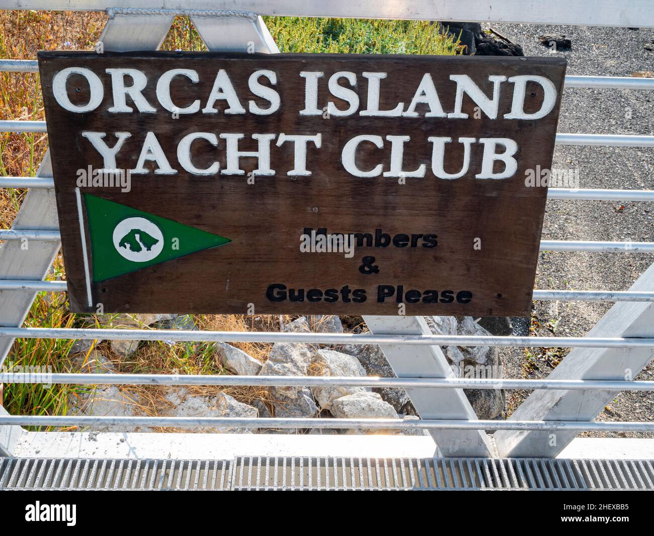 WA21083-00...WASHINGTON - panneau sur le quai privé de l'Orcas Island Yacht Club sur le West Sound de l'Orcas Island. Banque D'Images