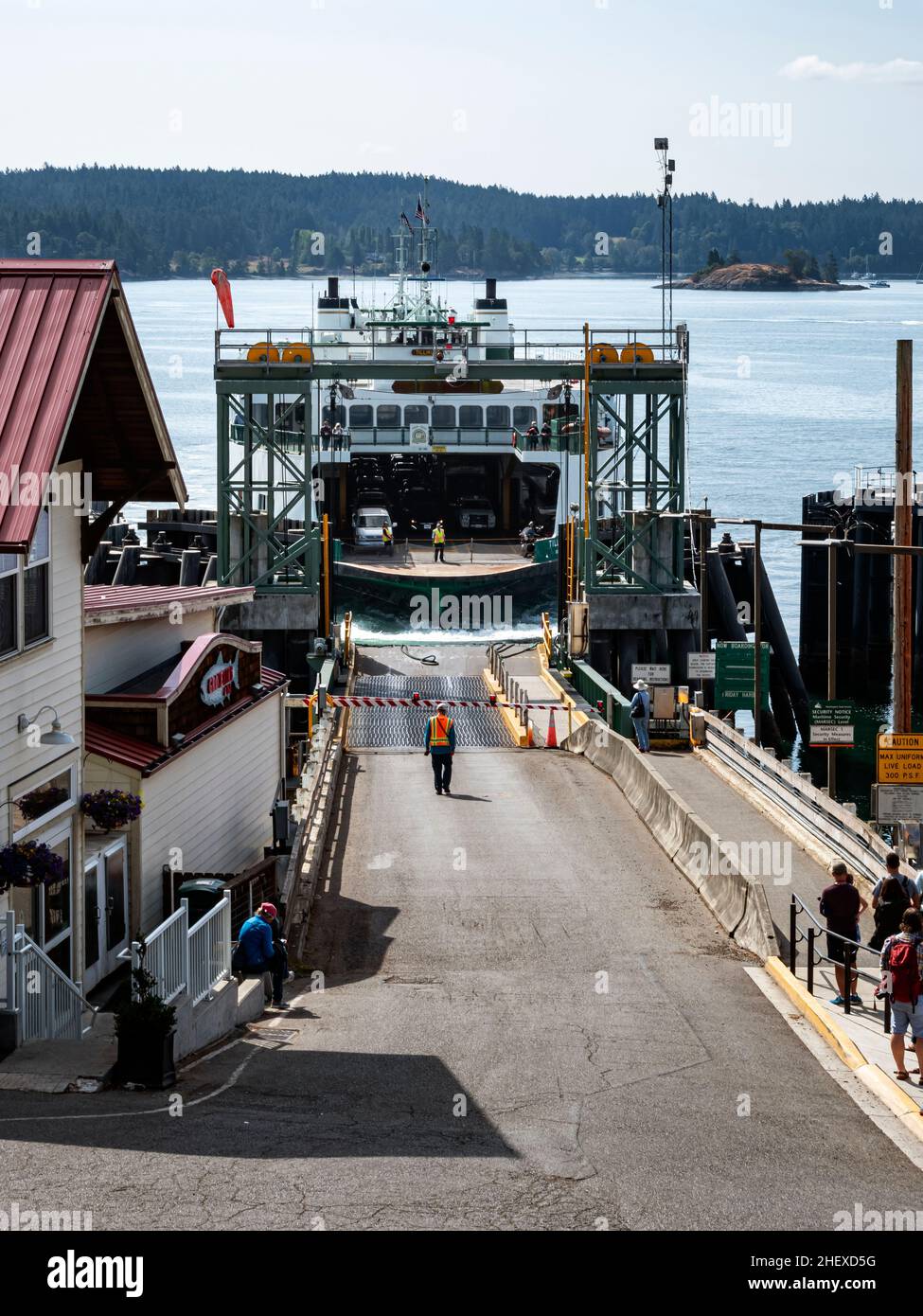 WA21103-00...WASHINGTON - ferry Inter-Island arrivant au terminal de ferry d'Orcas Island à Orcas Village. Banque D'Images