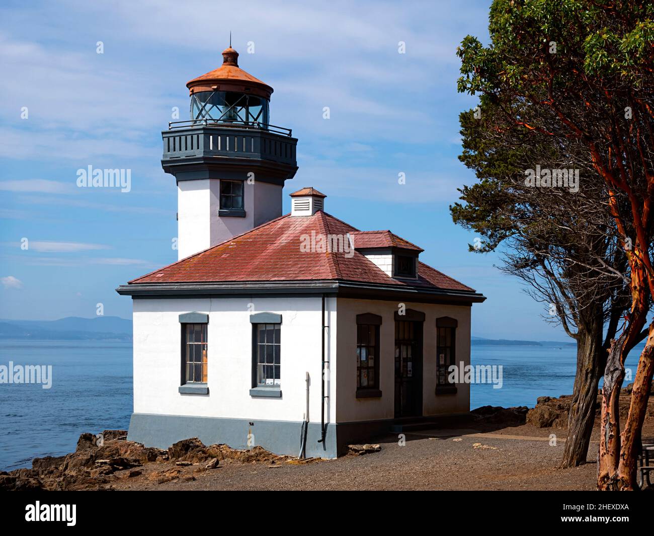 WA21110-00...WASHINGTON - Lime Kiln Lighthouse situé au bord du détroit de Haro sur l'île de San Juan. Banque D'Images