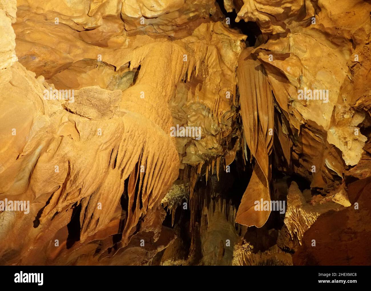 Belle formation de rochers qui ressemble à un rideau à l'intérieur de Diamond Cave dans le parc national de Mammoth Cave près du Kentucky, États-Unis Banque D'Images