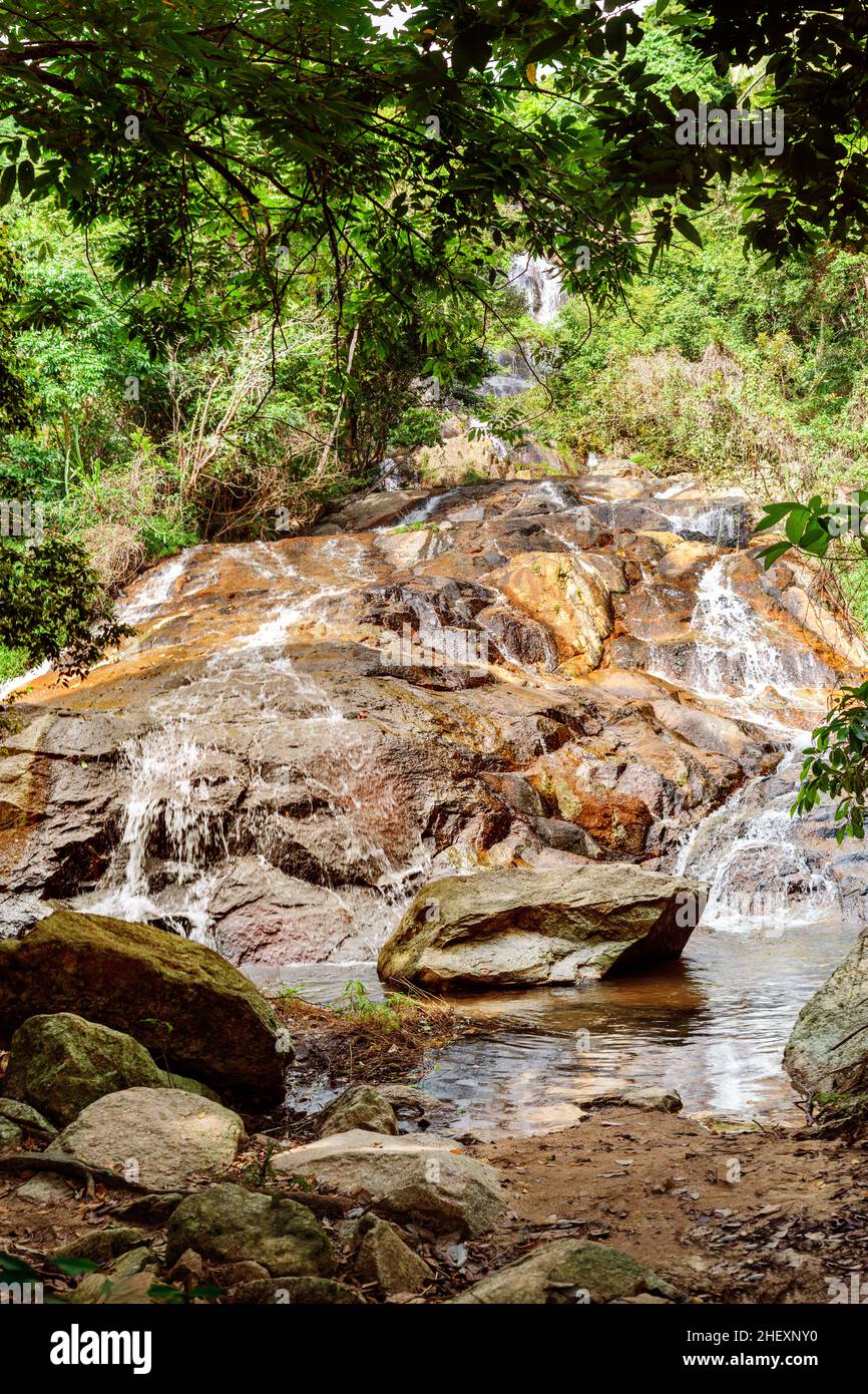 Cascade Na Muang Koh Samui Island Thailand, cascade de Namuang, chute d'eau, paysage de rochers de montagne, forêt tropicale de jungle,déplacement Banque D'Images