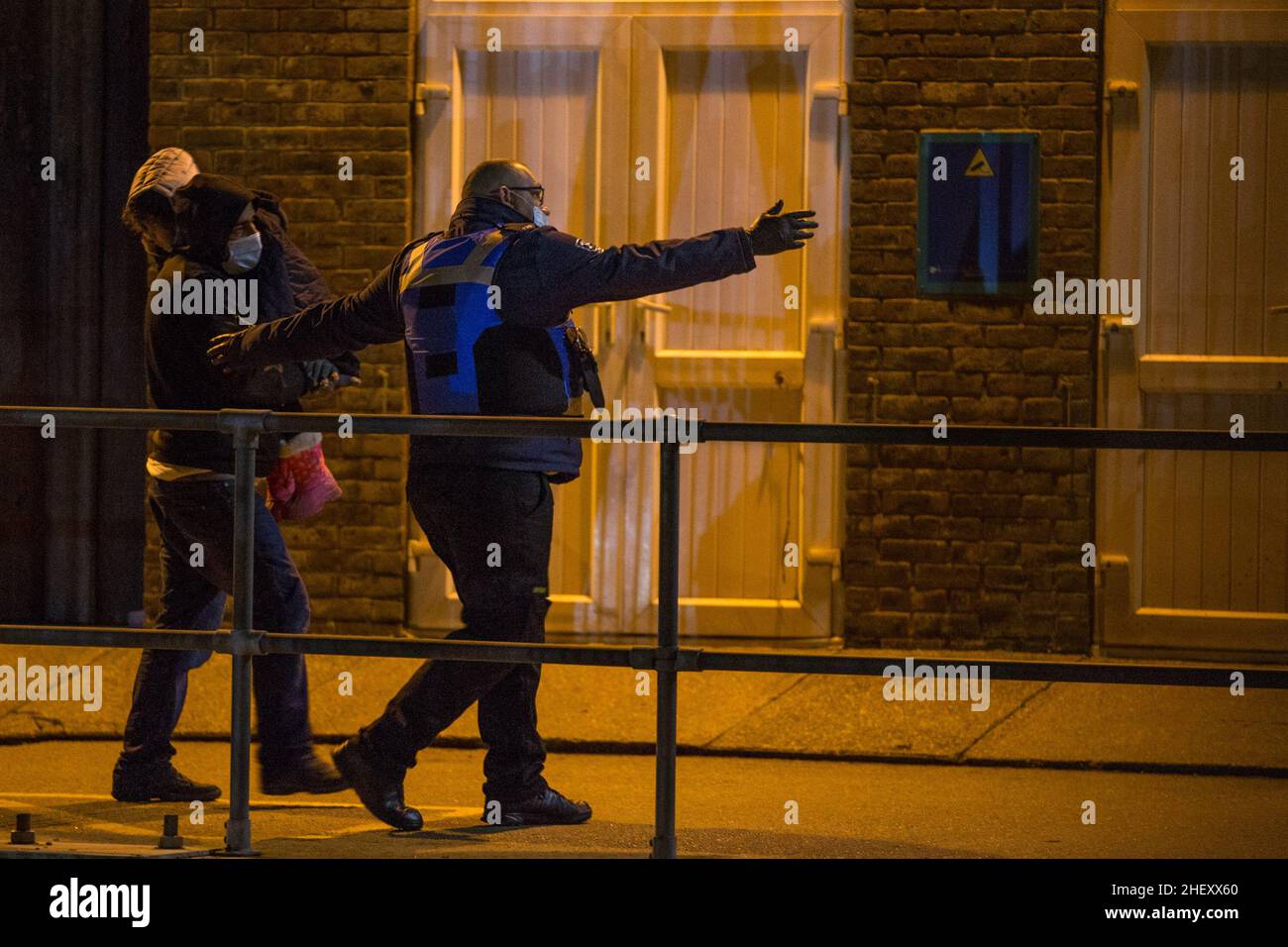 Dover, Royaume-Uni.13th janvier 2022.Les migrants arrivent aujourd'hui au port de Douvres dans le Kent après avoir effectué de nouveau le passage de la France.Les agents des forces frontalières les ont rassemblés à mi-chemin.Crédit photo: Marcin Nowak/Alamy Live News Banque D'Images