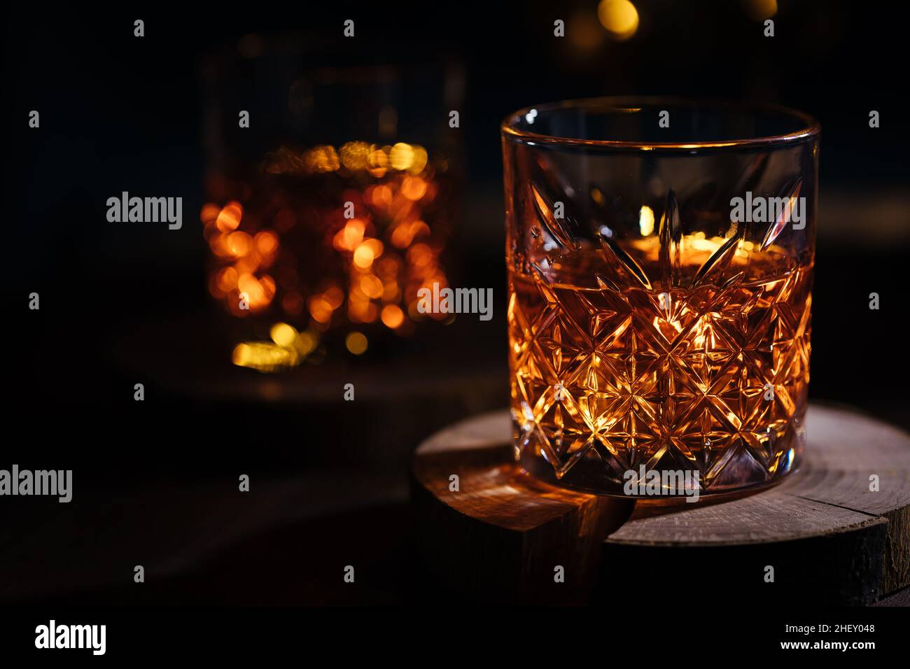 Deux verres de whisky dans une atmosphère sombre et sombre Banque D'Images