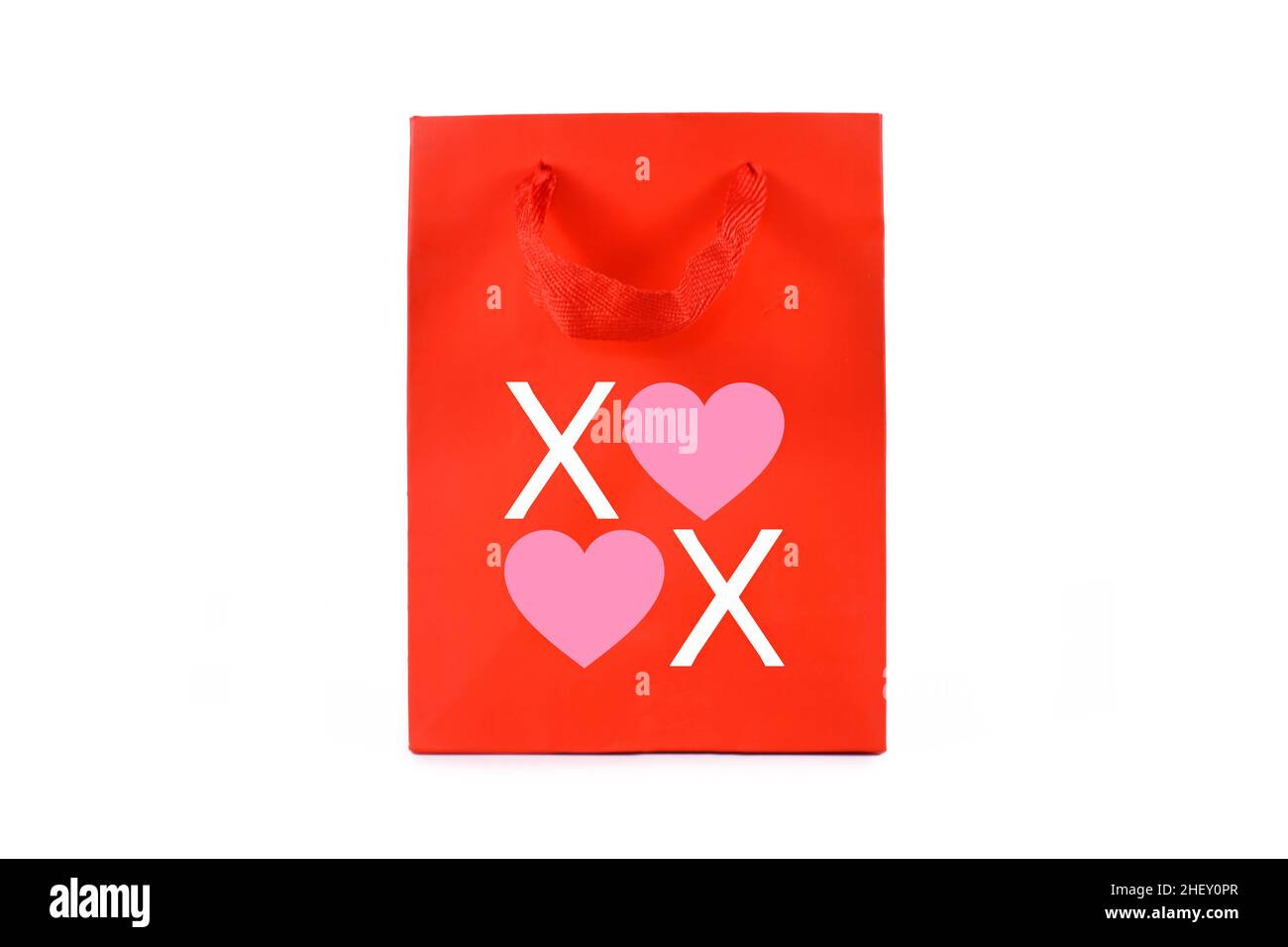 Sac à provisions en papier rouge avec texte XOXO avec coeur sur fond blanc Banque D'Images