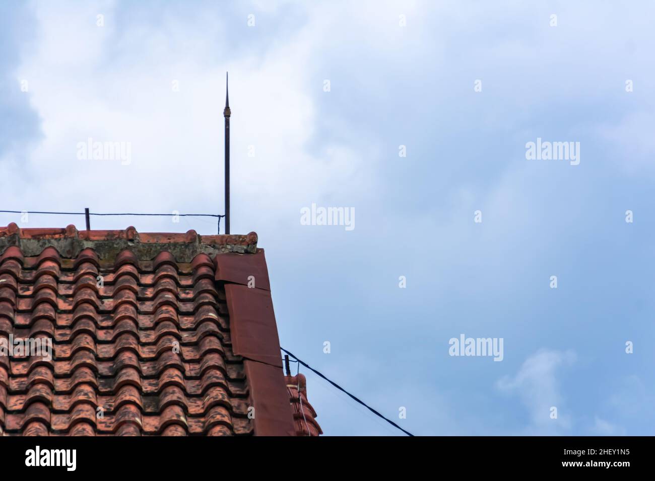 toit de la maison avec le support de barre d'éclair à l'envers sous le ciel bleu vif Banque D'Images