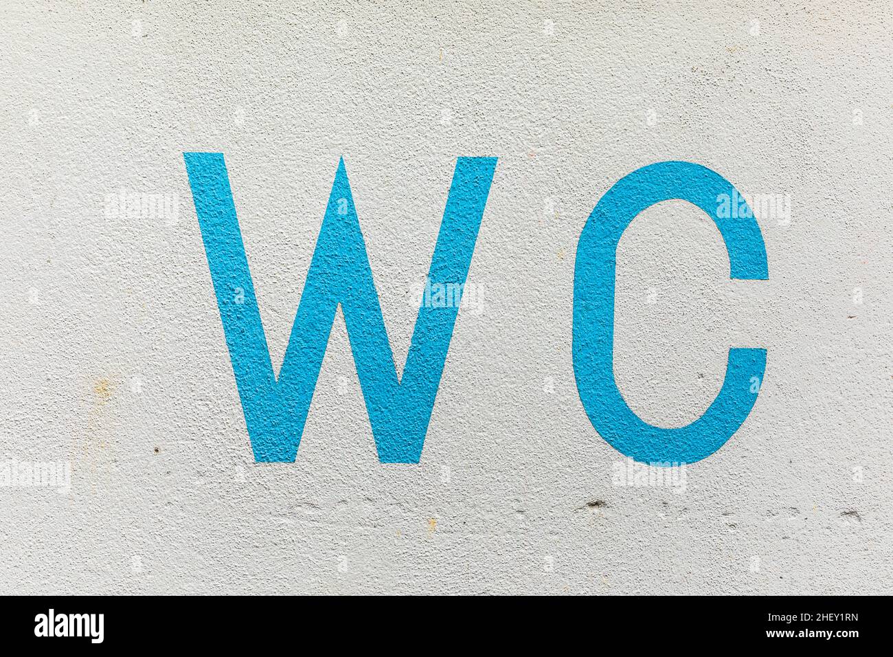 Panneau WC - placard d'eau sur un mur blanc Banque D'Images Panneau WC - placard d'eau sur un mur blanc Banque D'Images