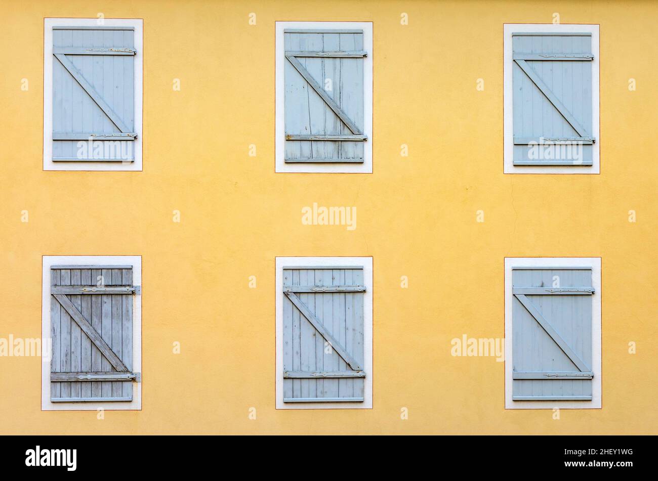 façade avec obturateur fermé dans un motif harmonique Banque D'Images