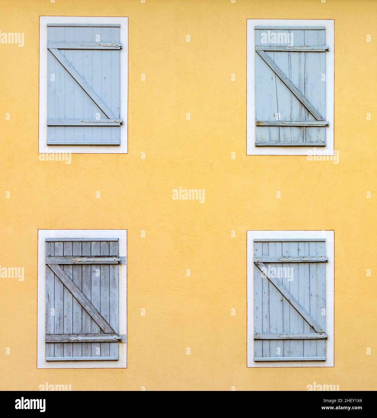 façade avec obturateur fermé dans un motif harmonique Banque D'Images