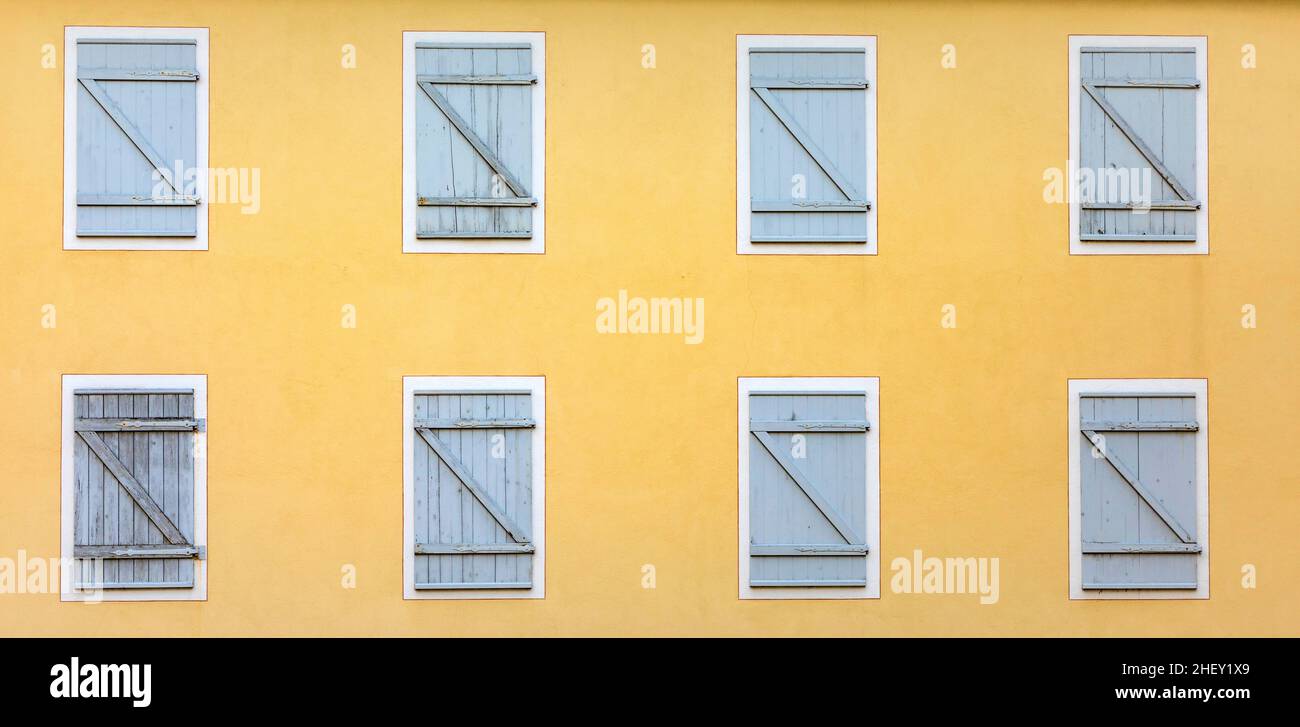 façade avec obturateur fermé dans un motif harmonique Banque D'Images