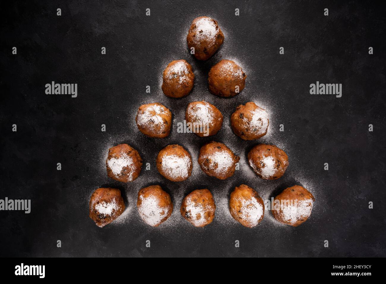 Boules de pâte hollandaises traditionnelles (oliebollen), typiquement servies autour de la Saint-Sylvestre dans les pays du Neterlands Banque D'Images