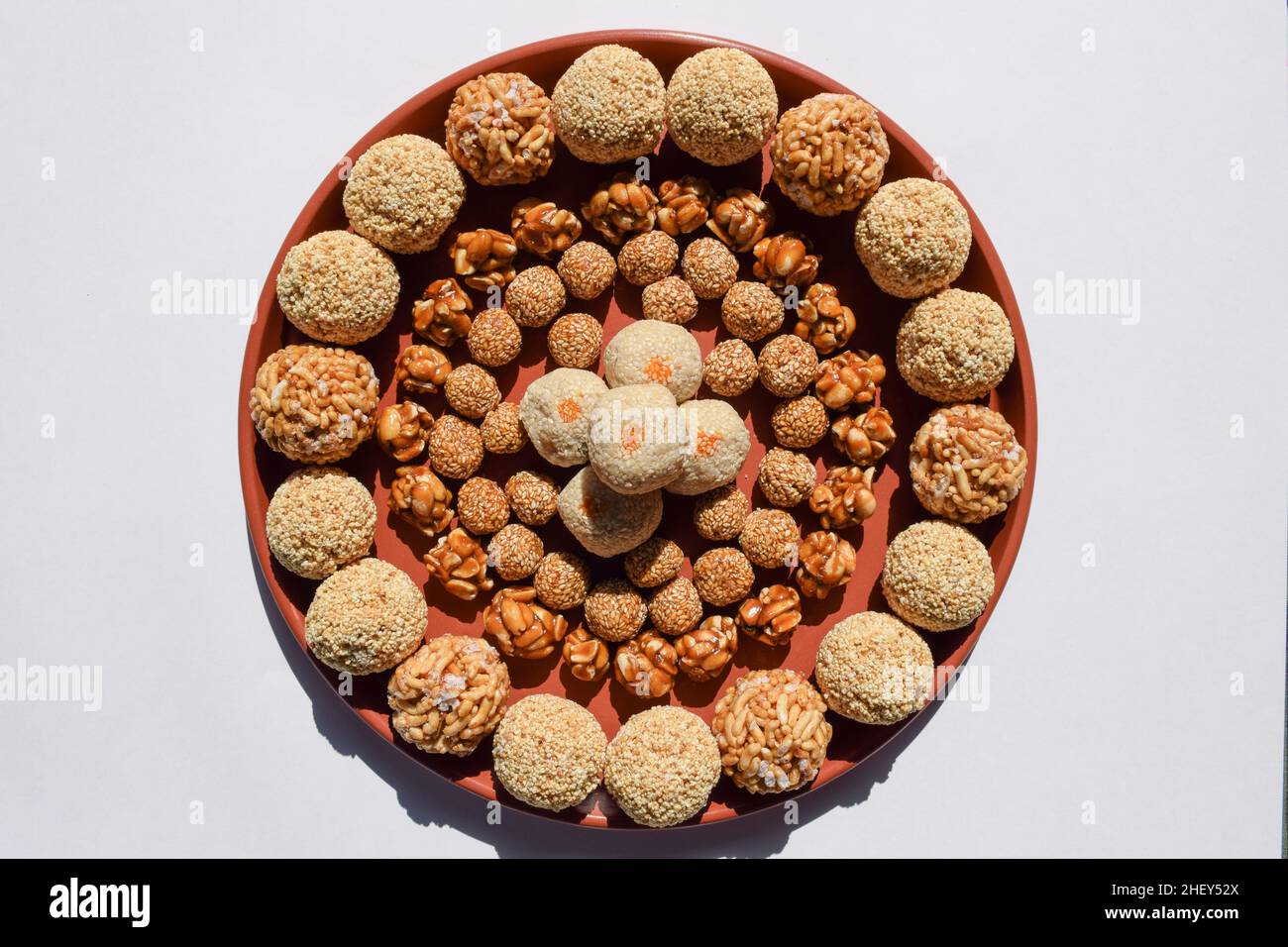 Beaucoup de types de ladoo comme Amaranth ladoo ou Rajgira, riz soufflé ou mamra, laddu de Peanut, laddo de sésame, tillgur mawa boules douces blanches.Sankrant ou U Banque D'Images