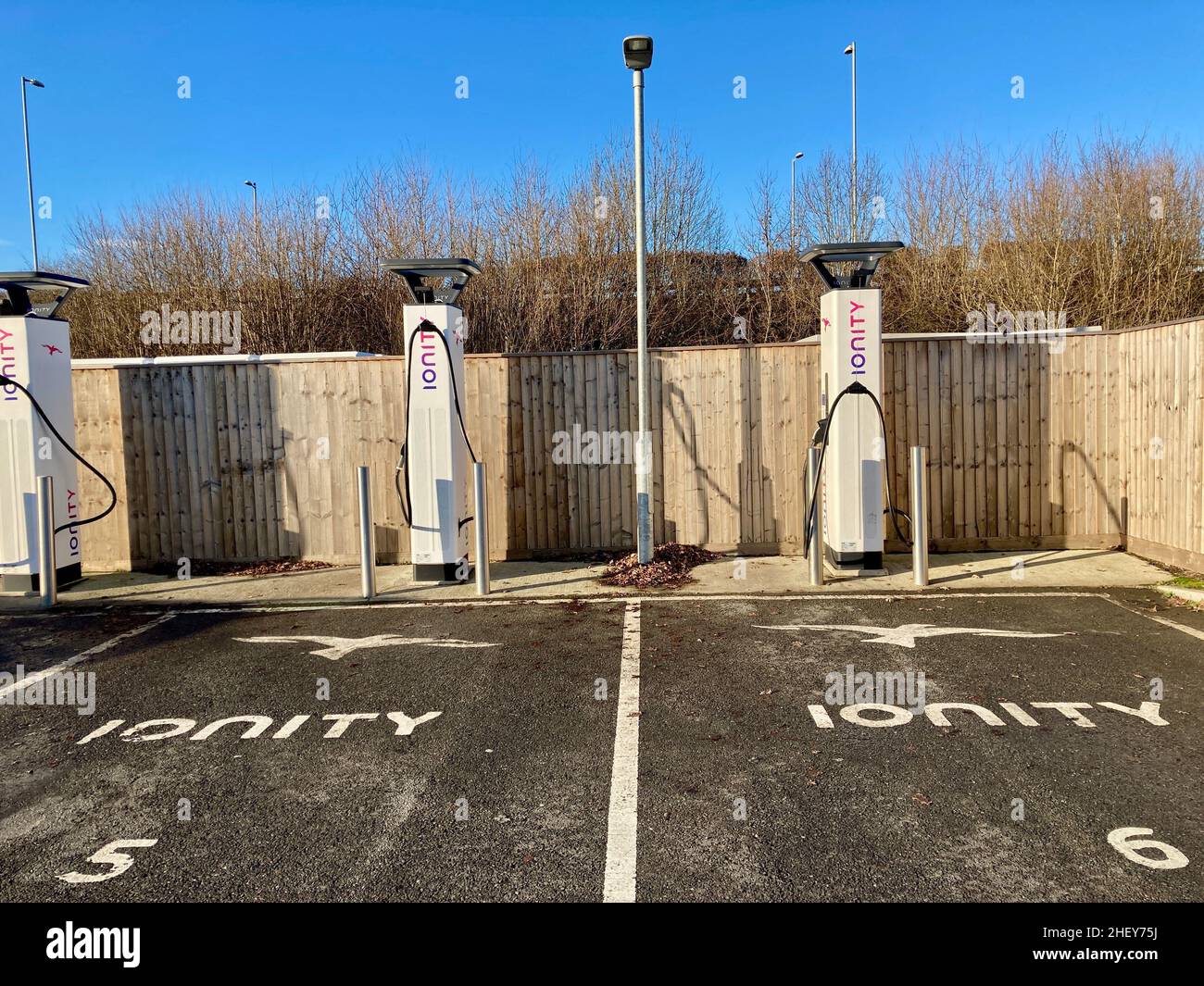 Station de charge ultra-rapide Ionity EV à Peterborough Services.350kw point de charge rapide pour les voitures électriques. Banque D'Images