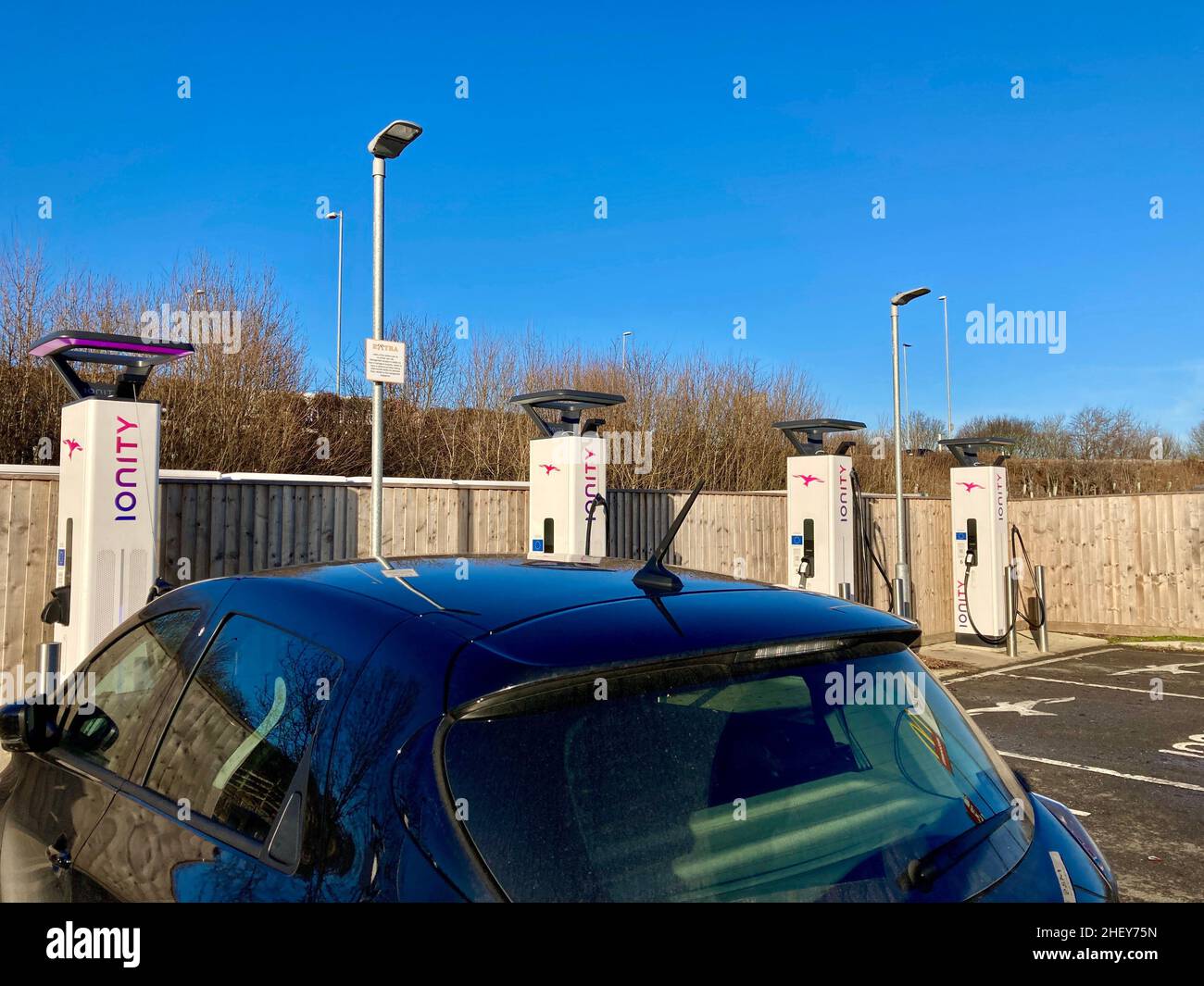 Station de charge ultra-rapide Ionity EV à Peterborough Services.350kw point de charge rapide pour les voitures électriques. Banque D'Images