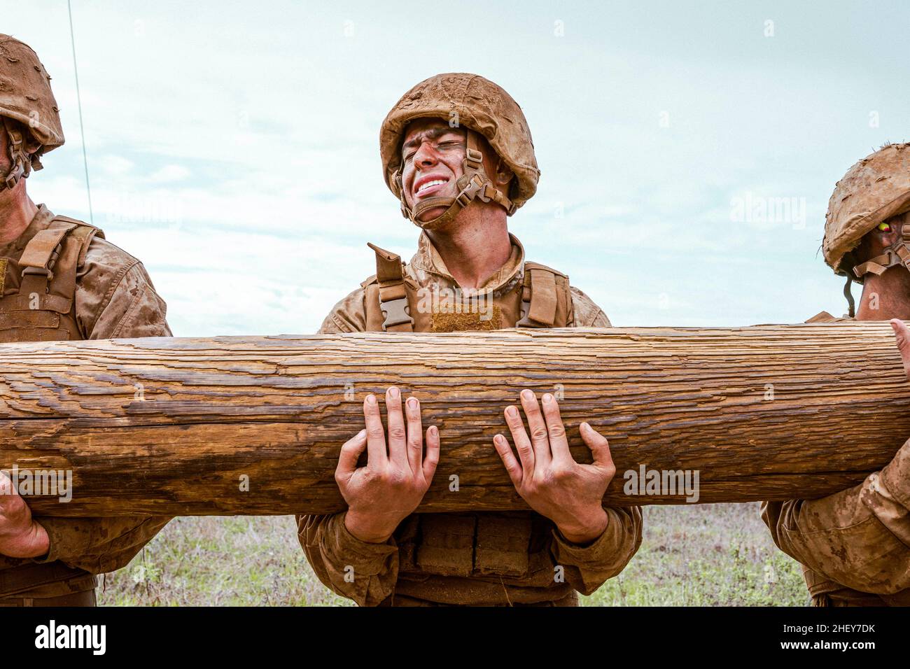 Camp Pendleton, Californie, États-Unis.29th décembre 2021.Le corps des Marines des États-Unis recrute avec Alpha Company, 1st Recruit Training Battalion, effectue des exercices en rondins sur le camp de base du corps des Marines Pendleton, Californie, le 29 décembre 2021.Cet événement a été un segment du creuset ''“ l'événement culminant de la formation des recrues.Après avoir terminé les défis physiquement et mentalement exigeants du creuset au cours de 54 heures avec une nourriture et un sommeil limités, les recrues auront enfin le privilège de s'appeler États-Unis Marines.(Photo du Sgt.Christopher A. Madero) (Credit image: © US Marines/ZUMA Press Wire S Banque D'Images