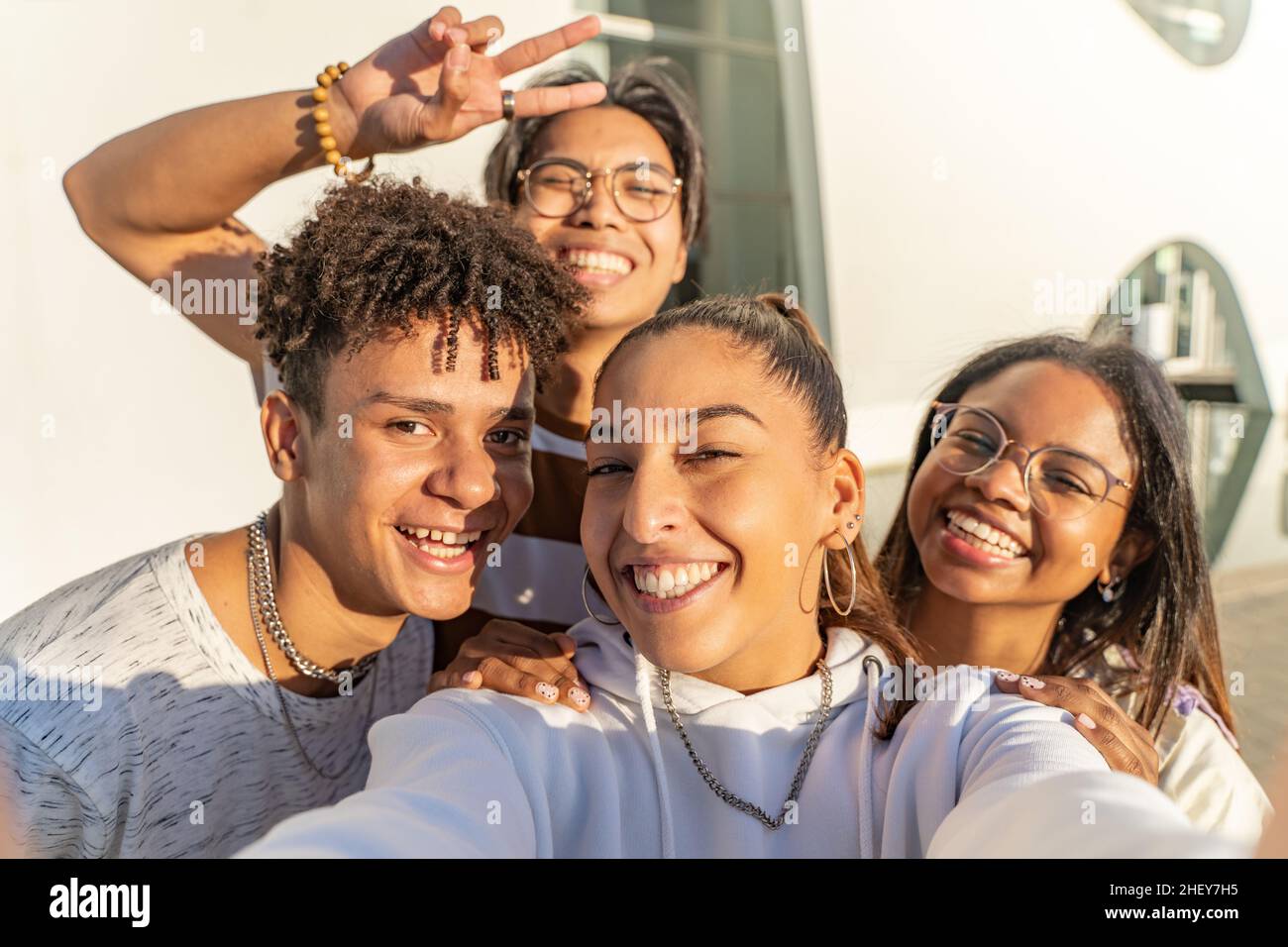 Groupe d'adolescents heureux prenant un selfie regardant l'appareil photo.Portrait de groupe de selfie. Banque D'Images