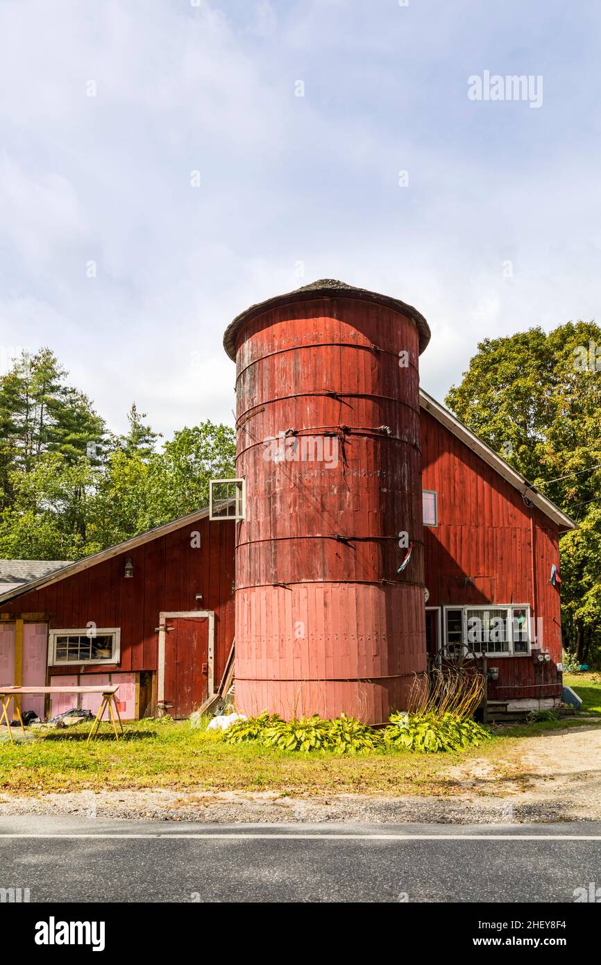 Vieux silo dans une petite ferme en Nouvelle-Angleterre, Etats-Unis Banque D'Images