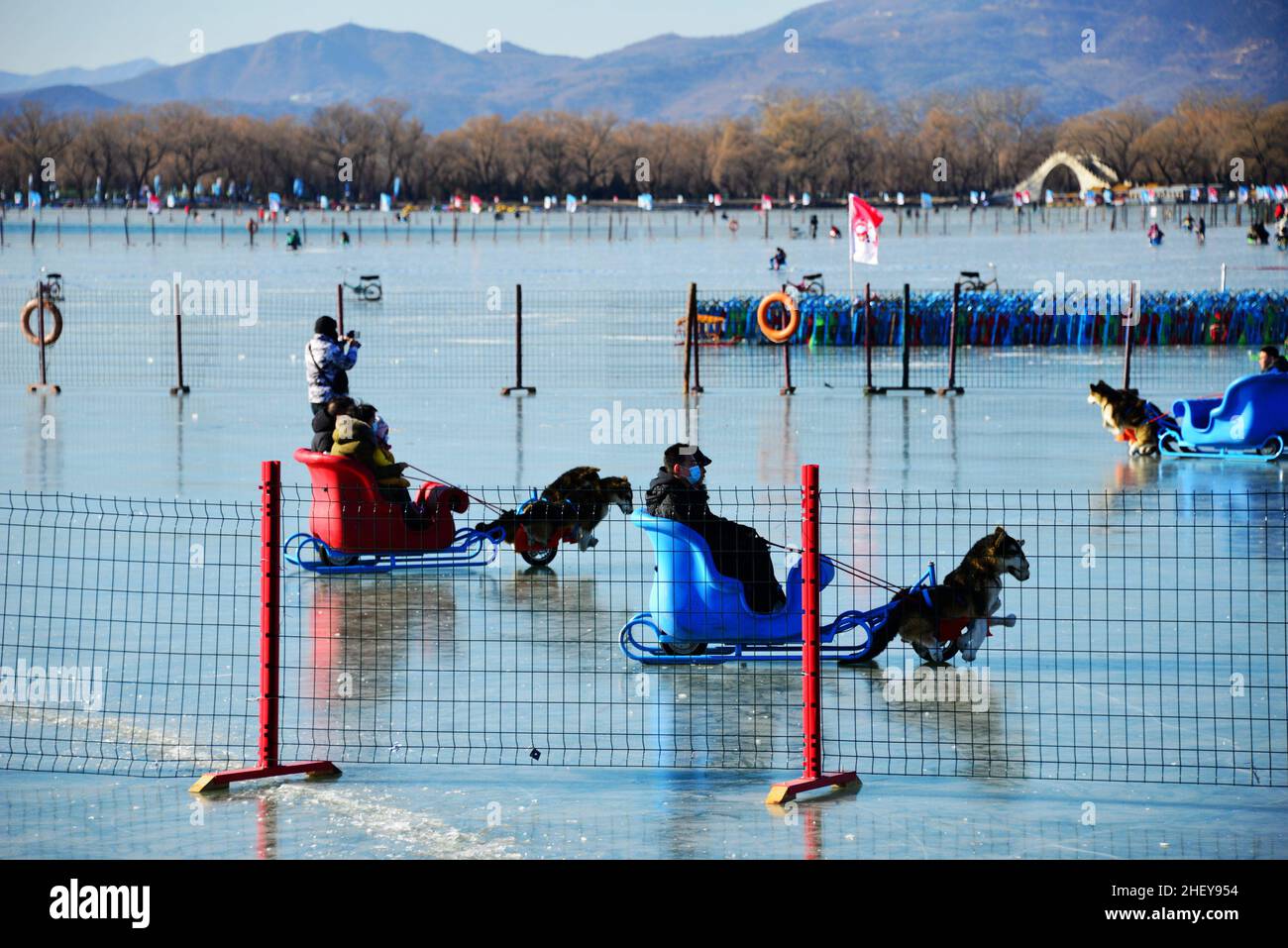 BEIJING, CHINE - 13 JANVIER 2022 - les touristes patinent à la patinoire du lac Kunming au Palais d'été, la plus grande partie de Beijing, le 13 janvier 2022, i Banque D'Images