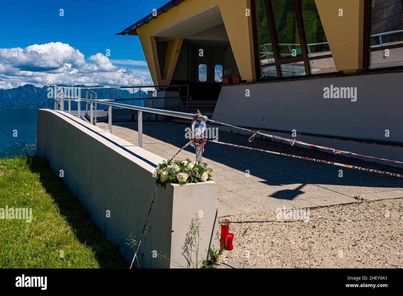 Fleurs et bougies à la mémoire de l'accident du 23.5.2021 à la station de montagne du téléphérique de Stresa-Alpino-Mottarone, fermé depuis. Banque D'Images
