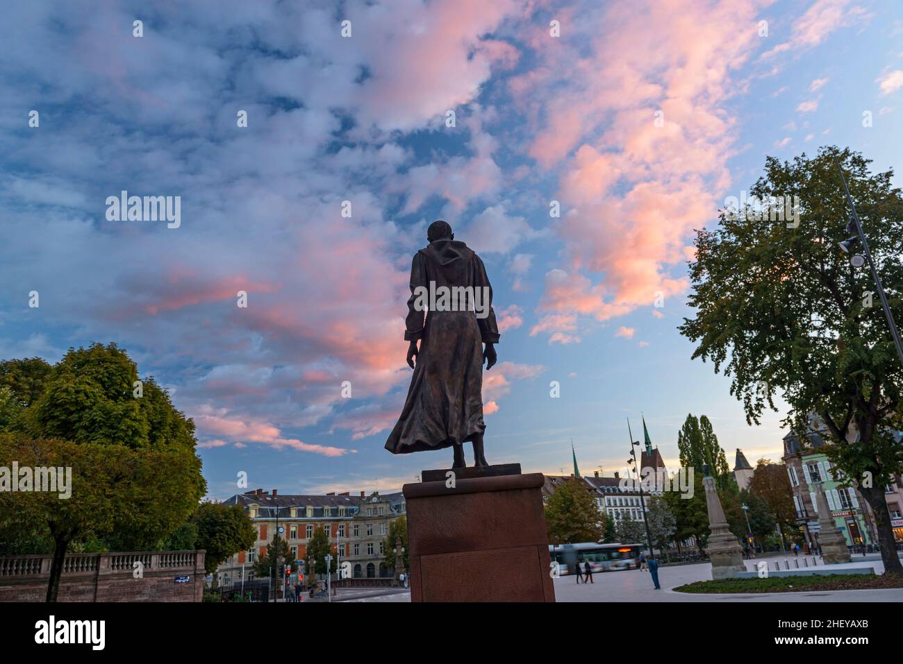 FRANCE, BAS-RHIN (67), STRASBOURG, STATUE DE CHARLES DE FOUCAULD SUR LA PISTE DE L'ÉGLISE SAINT-PIERRE LE JEUNE Banque D'Images