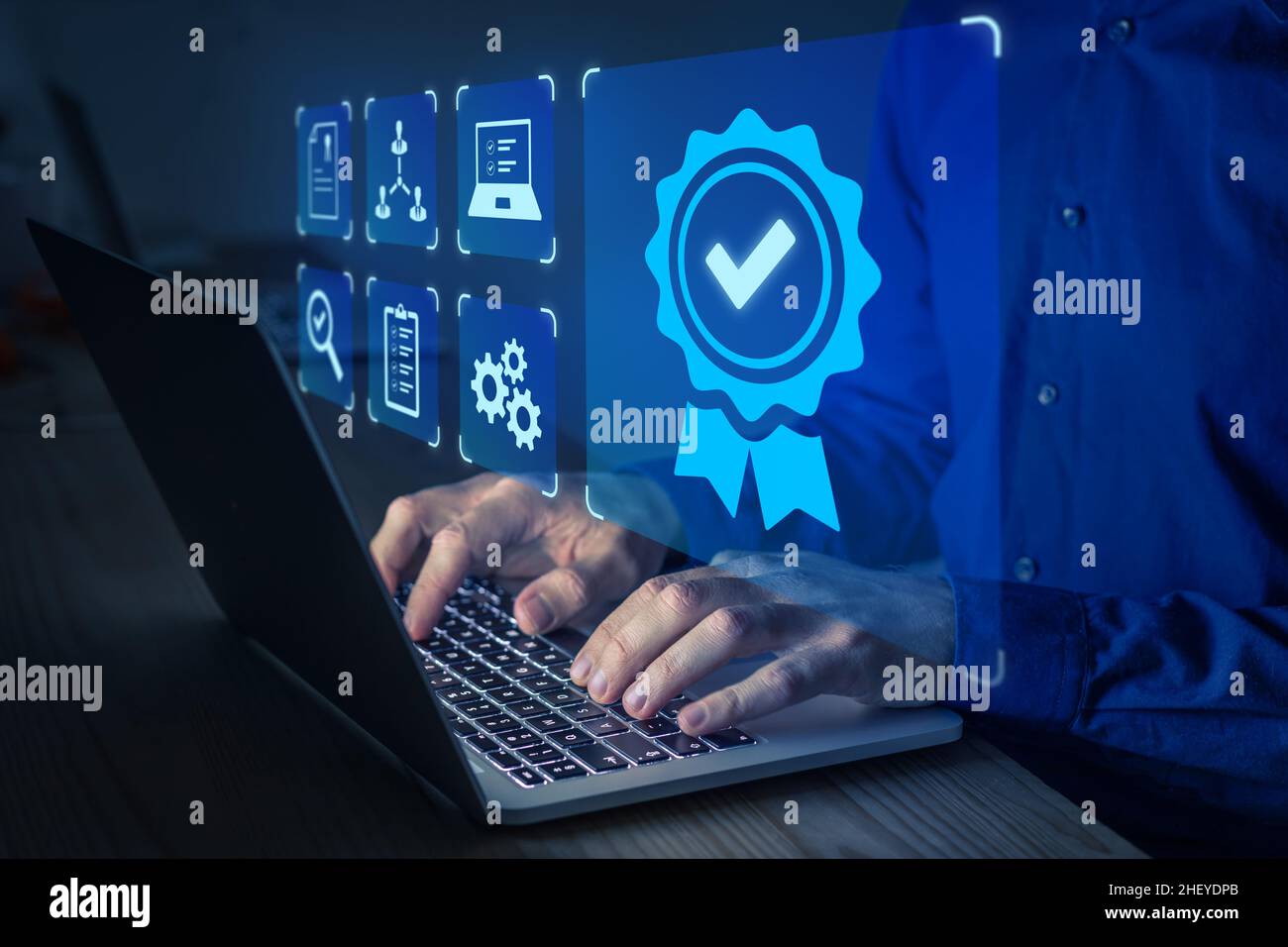 Processus de certification et de normalisation, assurance de la qualité et conformité aux normes internationales.Concept avec icônes pour certificat, approbation, Banque D'Images