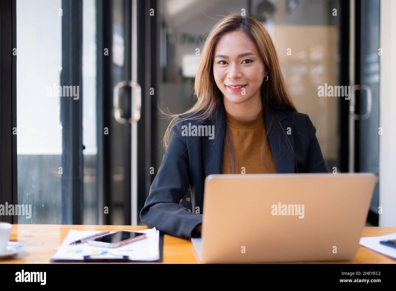Concept financier et comptable.Femme d'affaires utilisant une application de sécurité sur un ordinateur portable pour protéger son argent. Banque D'Images