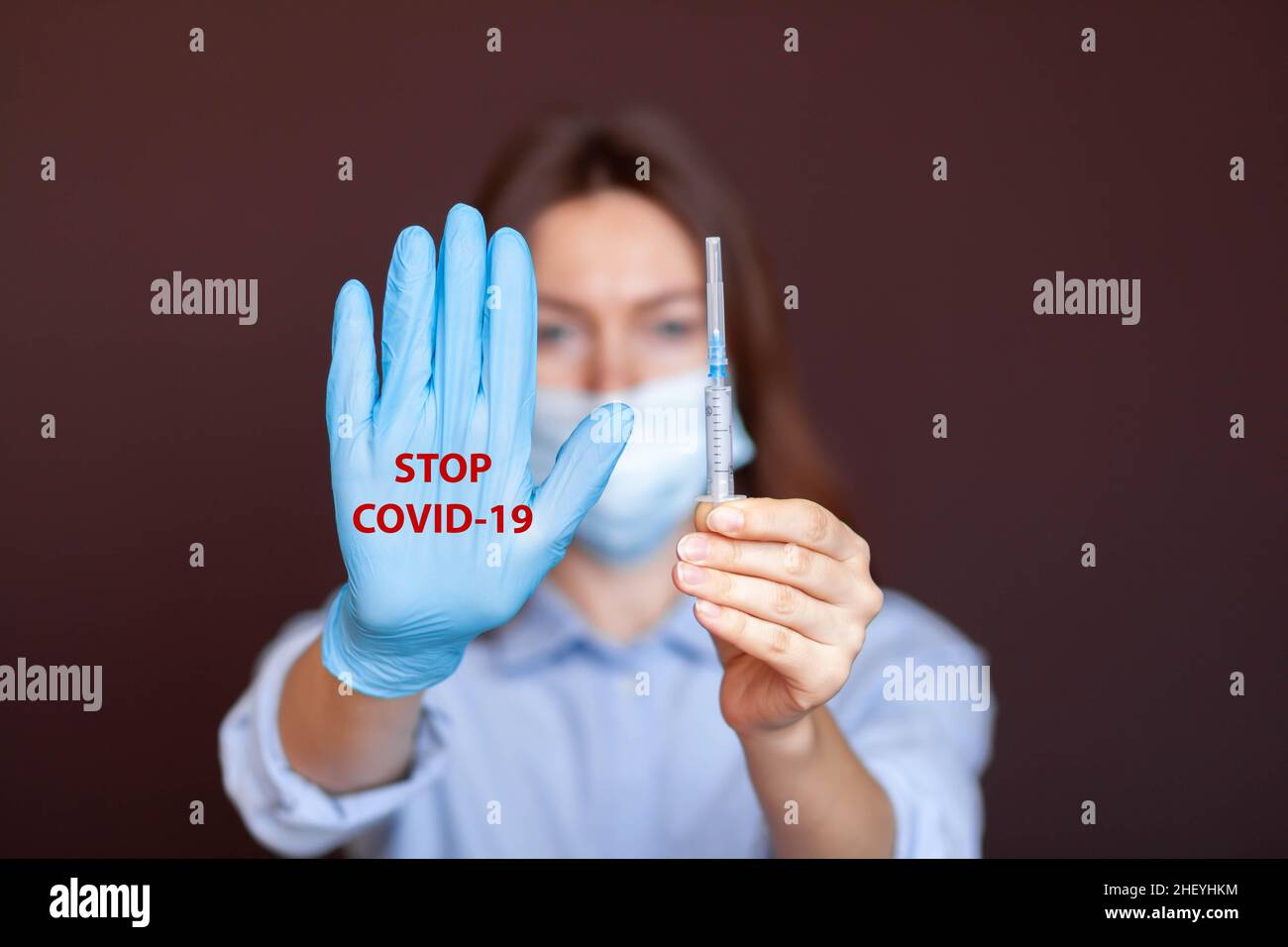 Concept de coronavirus.Fille portant un masque pour la protection contre la maladie et montrer mains stop geste pour arrêter l'épidémie de virus corona.Arrêter la pandémie avec Banque D'Images