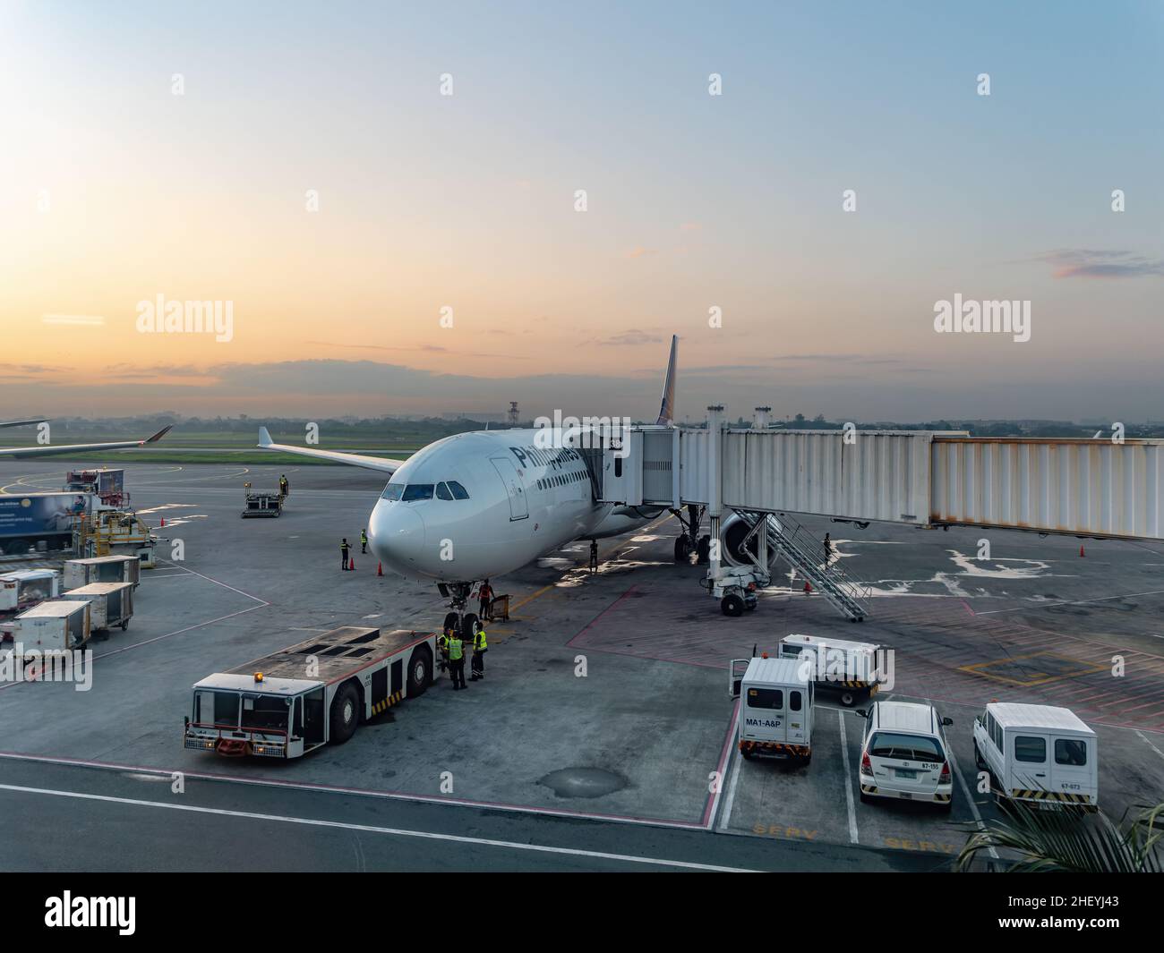 Philippine Airlines Airbus A330 étant préparé pour un départ tôt dans la matinée au terminal 2 de l'aéroport international Ninoy Aquino de Manille, Philip Banque D'Images