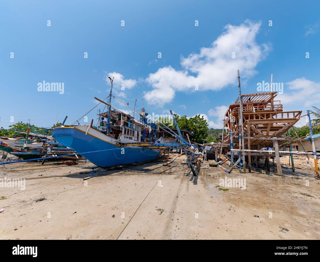 Chantier naval sur la plage avec un bateau de pêche traditionnel philippin, un basigan, en construction dans le village de Tinoto, Maasim dans le Sarangani pro Banque D'Images