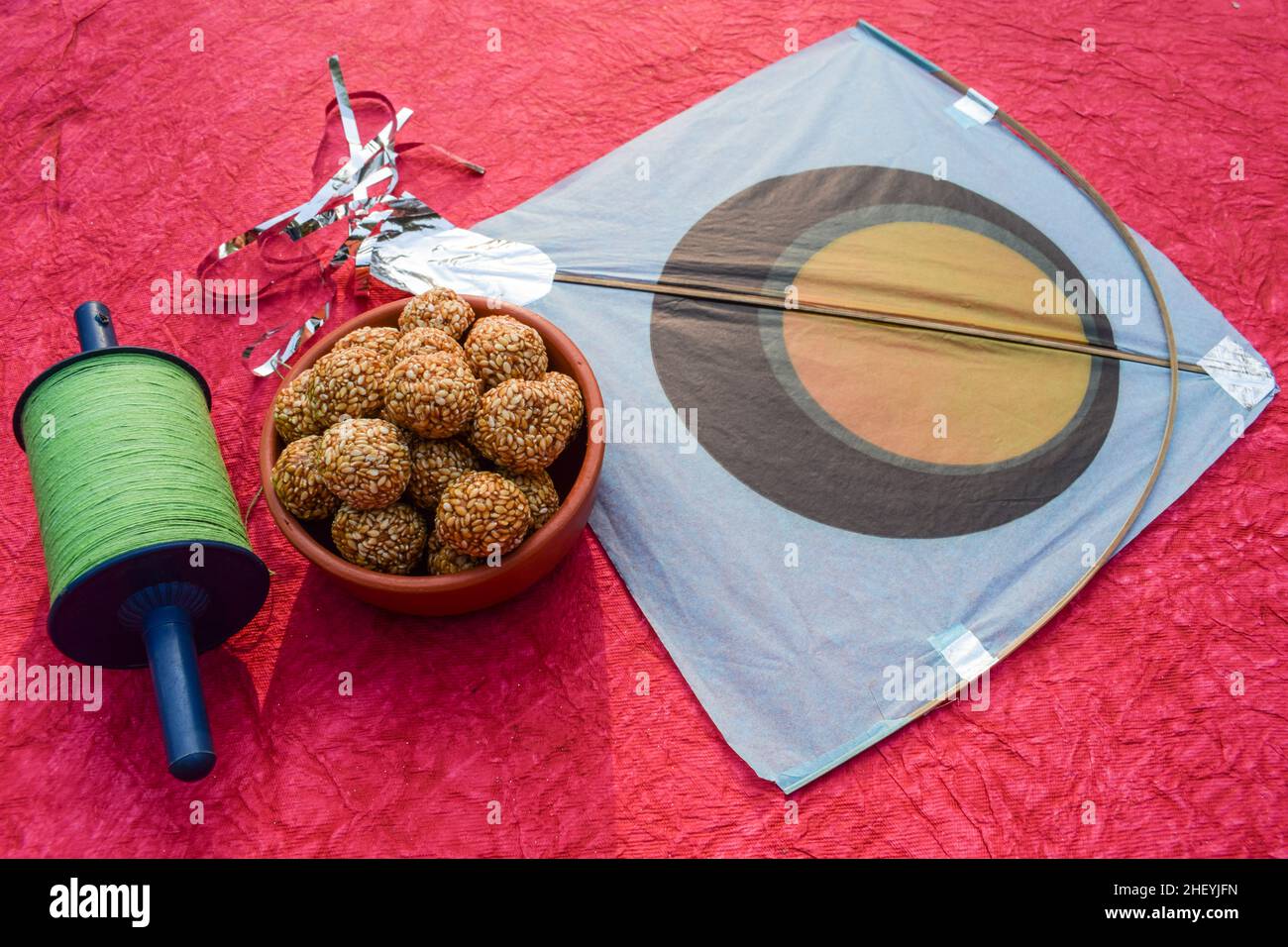 Tilanche ladoo ou graines de sésame tilgul laddu des sucreries indiennes servies mangées pendant le festival indien de cerf-volant de Makar sankranti ou Uttarayan, Pongal, Lohr Banque D'Images