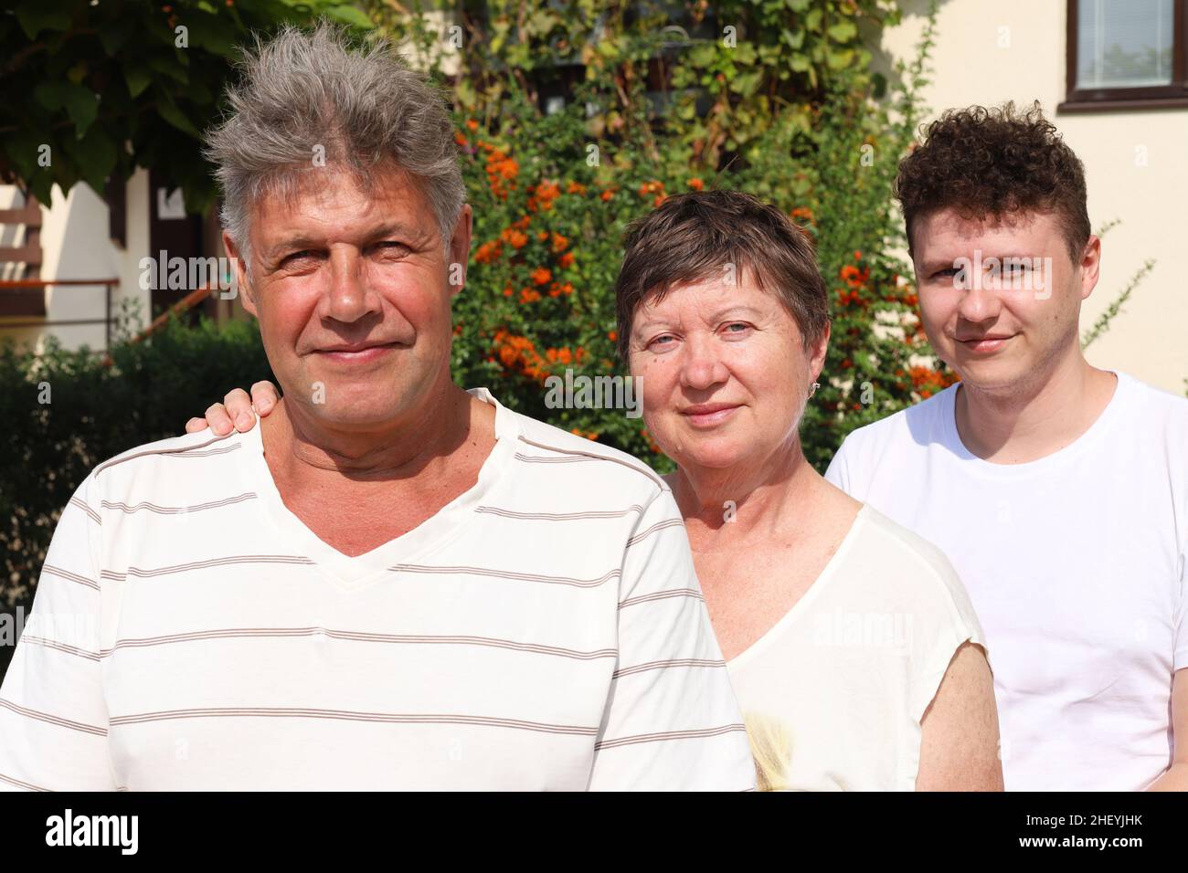 Portrait de la famille de trois blancs.Le père et la mère ont 62 ans et sont âgés.Leur fils est un jeune homme de 32 ans.Ils regardent en caméra Banque D'Images