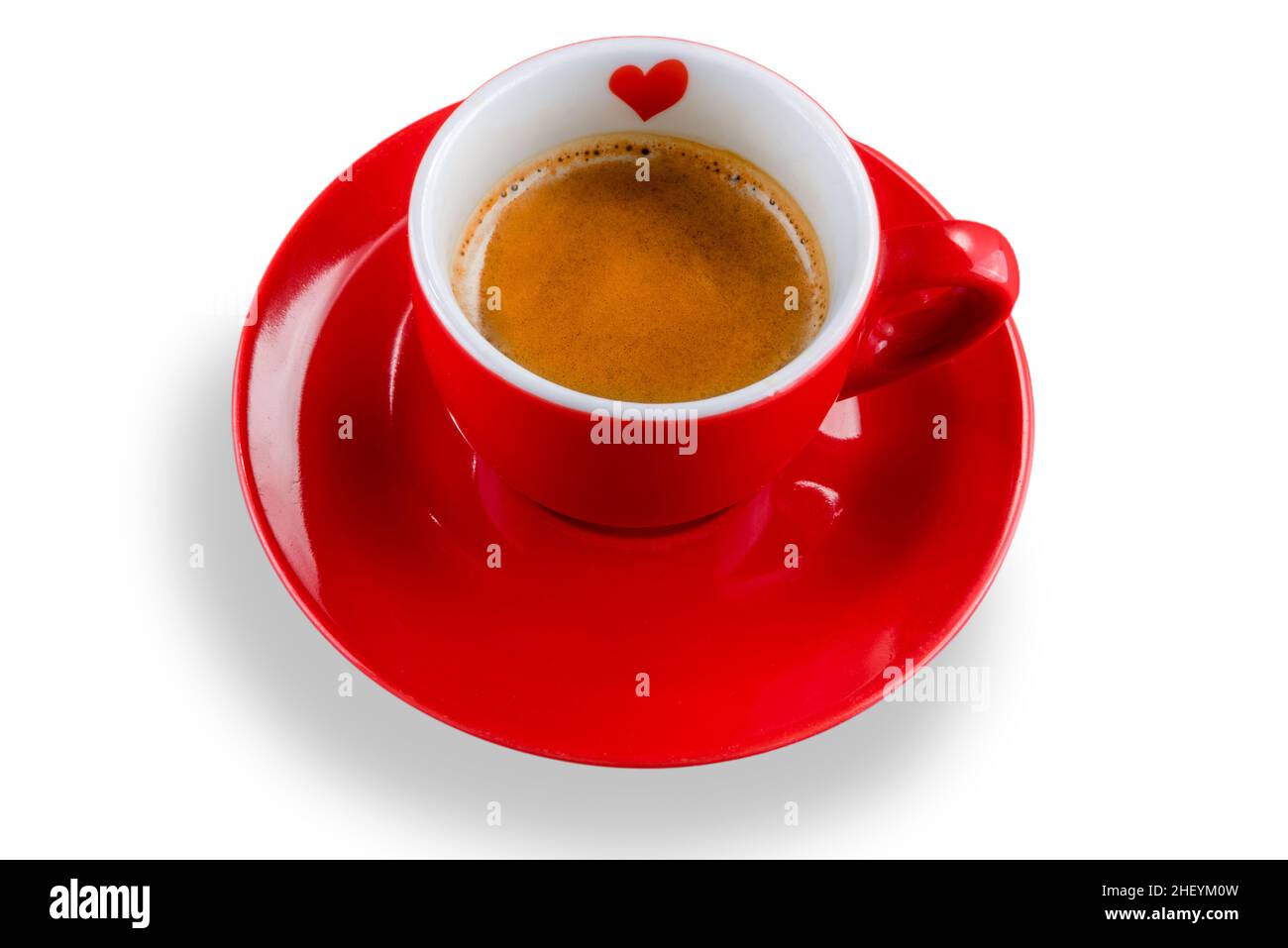 tasse de café expresso rouge avec un petit cœur isolé sur fond blanc, passe-cheveux Banque D'Images