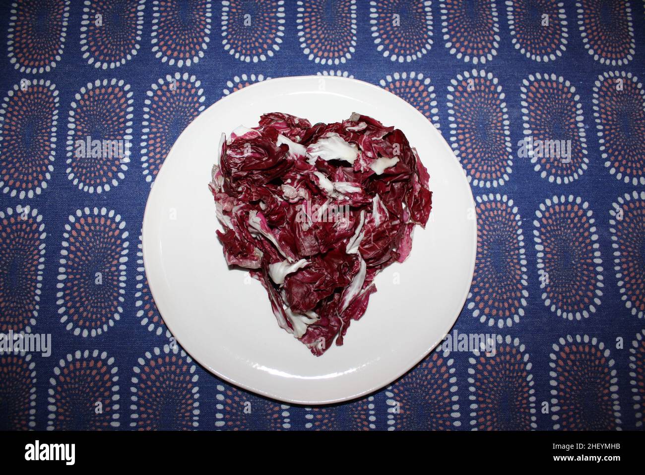 Un coeur violet de radicchio italien sur un plat blanc Banque D'Images