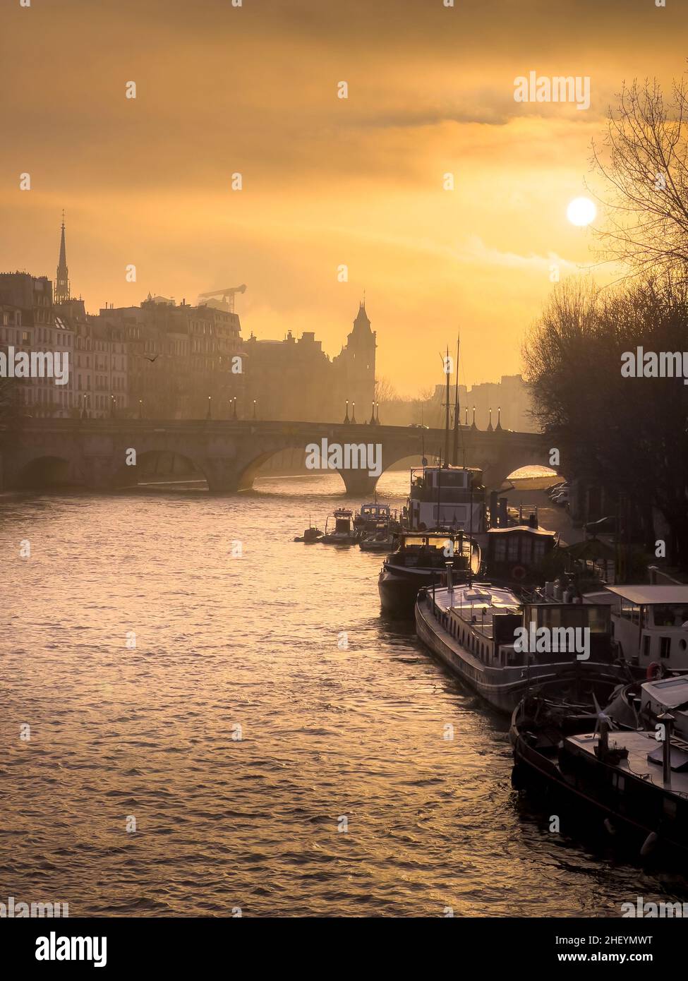 Paris, France - 12 janvier 2021 : lever de soleil brumeux sur le pont du Pont des Arts à Paris Banque D'Images