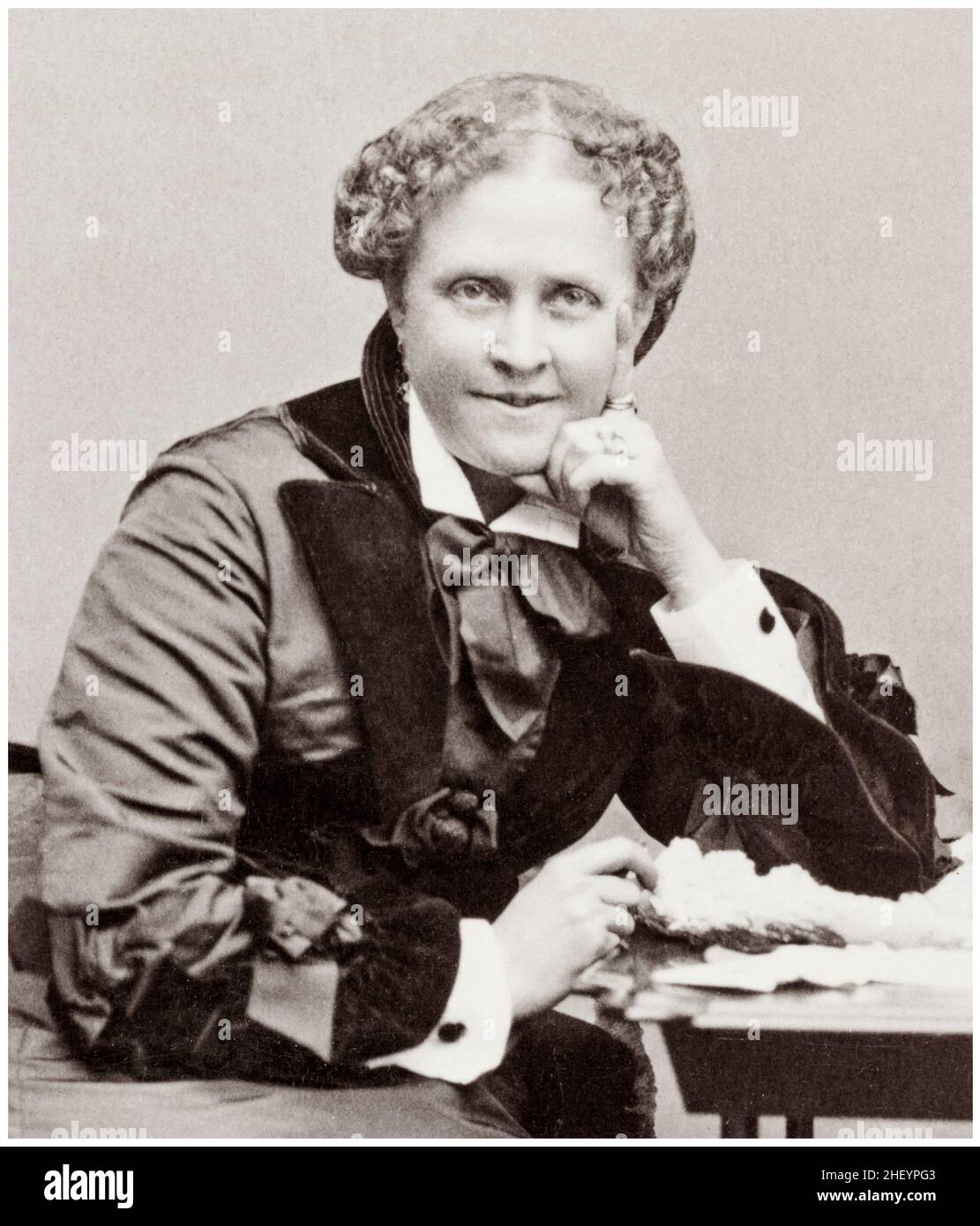 Helen Hunt Jackson (1830-1885), poète et écrivain américain, militante au nom de l'amélioration du traitement des Amérindiens, photographie de portrait de Charles F. Conly, vers 1884 Banque D'Images