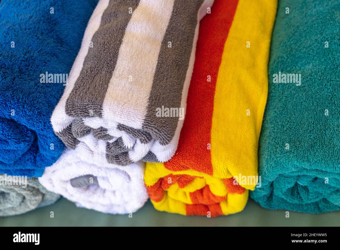 Pile de serviettes colorées roulées. Banque D'Images