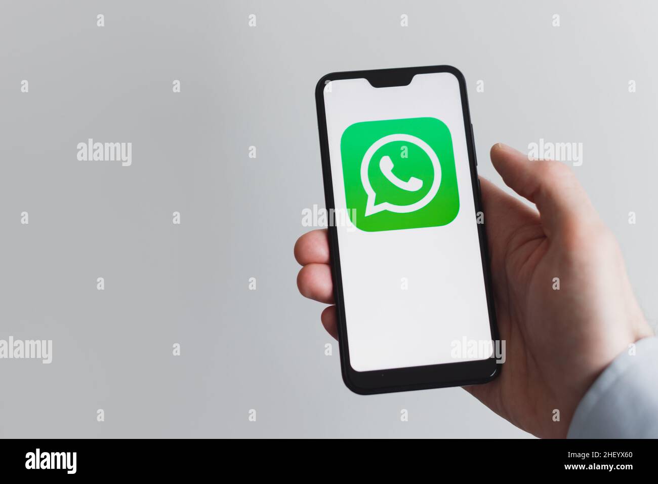 Minsk, Bélarus - 13 janvier 2022 : application whatsapp sur l'écran du smartphone Banque D'Images