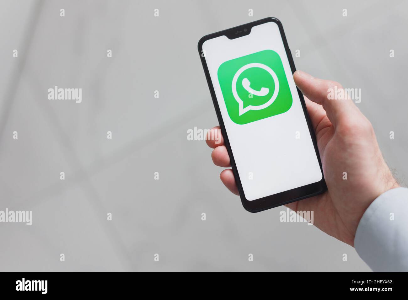 Minsk, Bélarus - 13 janvier 2022 : application whatsapp sur l'écran du smartphone Banque D'Images