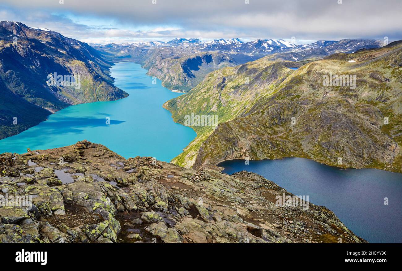 Vue sur les eaux turquoise du lac Gjende et du lac supérieur Bessvatnet sur la promenade de Besseggen Ridge dans le parc national de Jotunheimen Norvège Banque D'Images