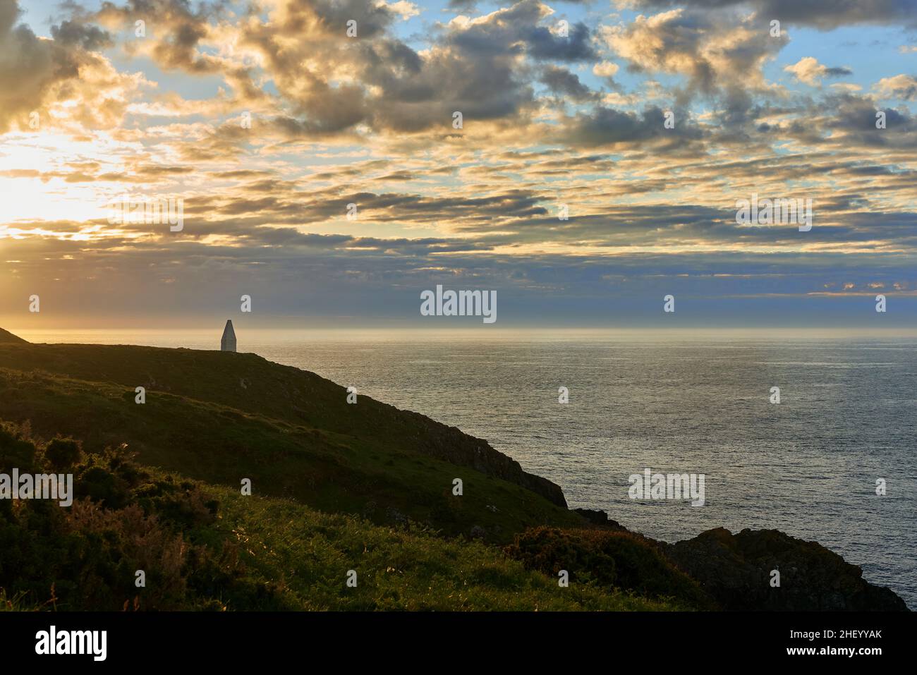Obélisque marquant l'entrée du port de Porthgain sur la côte nord du Pembrokeshire au coucher du soleil - pays de Galles du Sud Royaume-Uni Banque D'Images